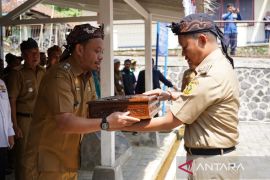 Pj Bupati Bogor kembalikan duplikat bendera pusaka ke pendopo darurat di Desa Malasari