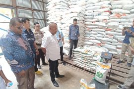 Bulog Sorsel salurkan bantuan pangan tahap tiga