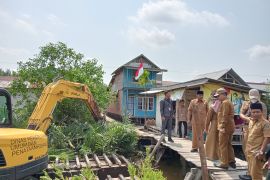 Bupati Tanjabbar pantau normalisasi Parit Lapis, upaya atasi banjir di Kelurahan Sungai Nibung