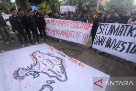 Demo mahasiswa bentangkan spanduk "Masalah Bali" di depan kantor KPU