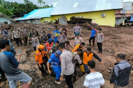 Tim SAR evakuasi 18 jenazah korban banjir bandang Ternate