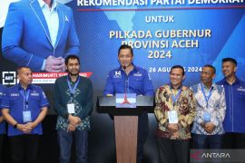 Serahkan SK, AHY sebut Mualem calon terkuat untuk Pilgub Aceh