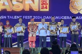Menteri Azwar Anas berikan penghargaan ASN teladan untuk pacu peningkatan kinerja