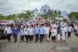 Jalan kaki dari masjid, ARB daftar ke KPU Tanah Bumbu diiringi hadrah