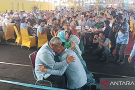 Tangis haru warnai pasangan "Hebat" saat sungkem kepada orang tua