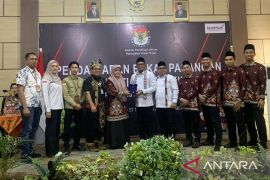 Kasmidi - Lulu daftar sebagai kontestan Pilkada Kutim