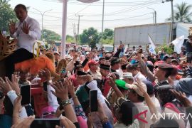 Calon bupati petahana mendaftar ke KPU Karawang diarak pakai sisingaan