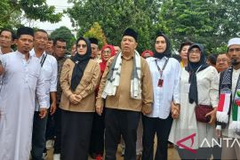 Hidayat Arsani-Hellyana daftarkan diri ke KPU Babel