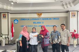 Kepala LLDIKTI Wilayah X serahkan SK Mendikbudristek Kepada APIKES IRIS dan Universitas Baiturrahim