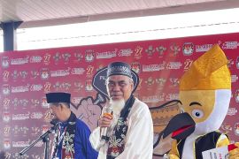 Kenakan baju Melayu, Usalli jadi paslon pertama daftar di KPU Inhil