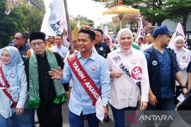 Yamin-Ananda mendaftar ke KPU diiringi kesenian Hadrah