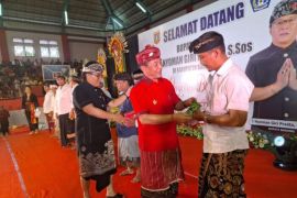 Giri Prasta Gelontorkan Hibah BKK Sebesar Rp 109,4 Miliar di Karangasem