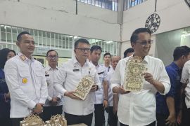 Menkumham Supratman apresiasi produksi kerajinan warga binaan