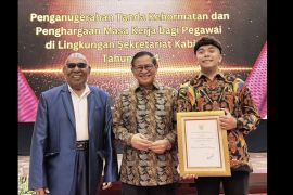 Billy Mambrasar terima Satyalencana Wira Karya dari Presiden Jokowi
