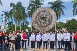 Molen-Hakim diantar ribuan masyarakat daftar ke KPU Pangkalpinang