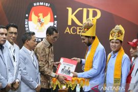 Mualem-Dek Fad resmi daftar Pilgub Aceh dengan koalisi besar