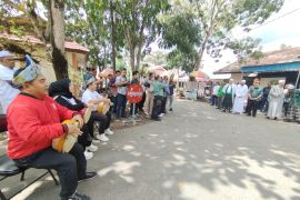 Syaifulah Tamliha-Habib Ahmad kenakan "Laung Banjar" daftar ke KPU