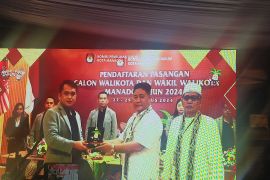 Parasan-Daud daftar di KPU Manado melalui Gerindra dan PAN