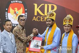 Berbekal koalisi besar, Mualem-Dek Fad resmi daftar calon Gubernur Aceh