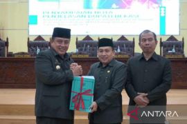 Penjabat Bupati Bekasi serahkan nota Raperda Perubahan APBD 2024