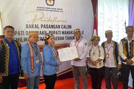 Ratusan pendukung kawal paslon Manis daftar ke KPU Mahulu