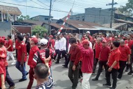 Pasangan Wongkar-Kawatu mendaftar KPU Minsel, massa pendukung membludak