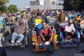 Pembagian sembako tukang becak di Jombang