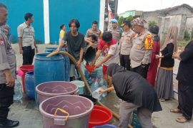 Polres Serang distribusikan air bersih pada warga terdampak kekeringan