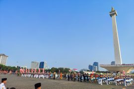 Kirab duplikat bendera pusaka merah putih tiba di Monas dengan iring-iringan drumband