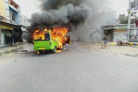 Gara-gara selang minyak terbuka, satu mobil angkot di Lotim terbakar