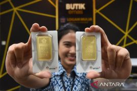 Harga emas Antam 4 April kembali turun ke Rp1,819 juta per gram