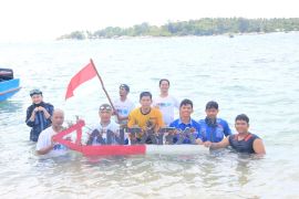 ANTARA Babel-UBB sukses kibarkan bendera di perairan Pulau Putri