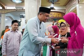 Ikut pengajian akbar, Bobby beri hadiah umrah anggota majelis taklim
