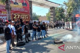 Warga Kediri gelar unjuk rasa ke KPU terkait netralitas