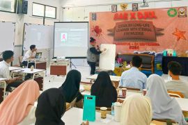 Aktivis kesetaraan gender edukasi pengembangan diri ke pelajar Surabaya