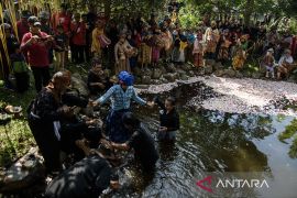 Tradisi Ngalokat Cai di Bandung Barat
