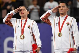 Paralimpiade 2024 - Emas pertama, kemenangan emosional Hikmat-Leani