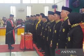 Dua orang tidak hadir, 18 anggota DPRK Simeulue dilantik