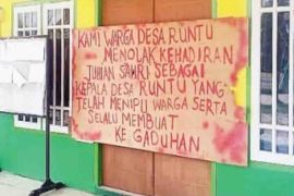 Kades terlibat penipuan, warga Desa Runtu segel kantor desa