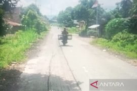 Penambalan jalan ruas Simpang Empat-Talu diduga lamban, pengendara banyak jatuh (Video)