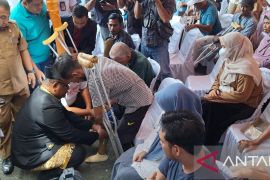 AP II Bandara SIM serahkan bantuan kaki palsu untuk 49 kaki warga