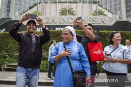 Paus Fransiskus disambut masyarakat di Kedutaan Besar Vatikan Jakarta