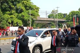 Paus Fransiskus sapa warga saat hendak ke Istana Negara