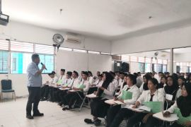 Pimpinan PT Poso Energy jadi narsum PKKMB Unsimar Poso