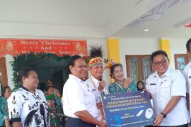 Pemprov Papua berikan bantuan internet Starlink warga Pulau Mapia Supiori