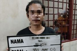 Akibat HP menggunakan kata sandi suami aniaya istri