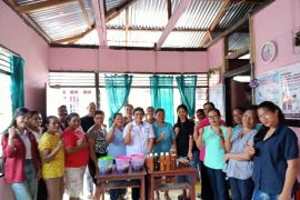 FPIK Unpatti edukasi pembuatan Eco Enzyme bagi PKK Negeri  Rutong