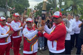 Kirab obor api PON XXI di bawa ke Stadion Harapan Bangsa