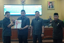 Foto - DPRD terima buku RAPBD 2025 dari Wakil Wali Kota Banjarbaru