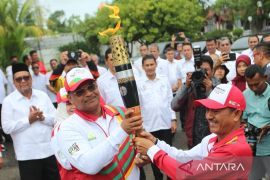 Kirab api PON XXI tiba di pendopo kantor Gubernur Aceh setelah mengelilingi 23 kabupaten/kota